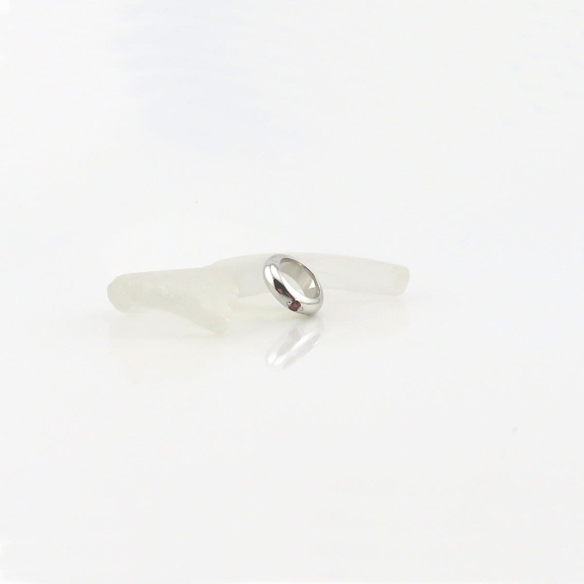 ご出産・ご誕生のお祝いにベビーリング_1月の誕生石ガーネットリング写真２