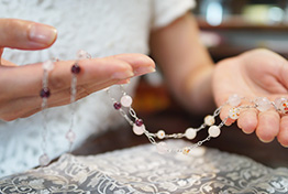 ジュエリーを手に持っている