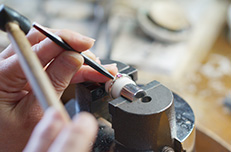 ジュエリーリフォームの制作光景