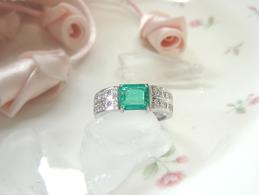 エメラルドのリング