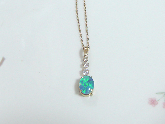 オパールとキュービックジルコニアのペンダント