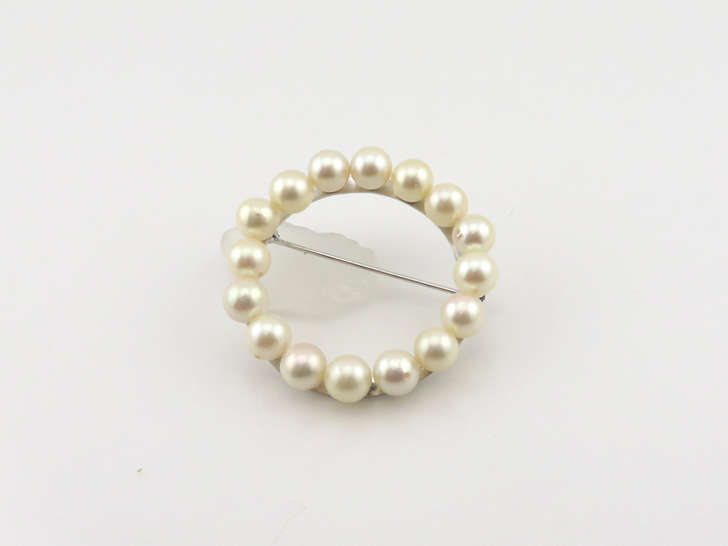 パールブローチ
