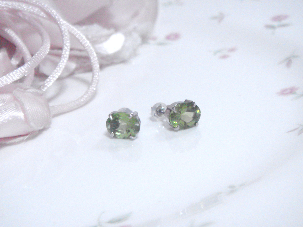 ぺリドットピアス