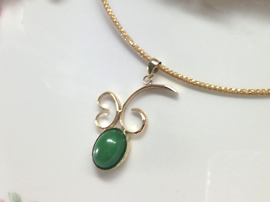 ヒスイのペンダント