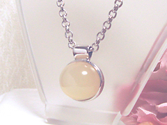 ムーンストーンのペンダントafter