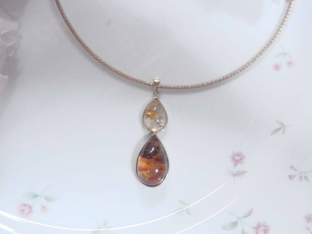 琥珀のペンダント