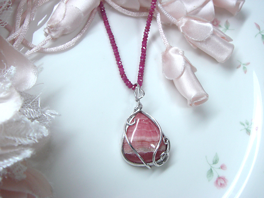 インカローズのペンダント