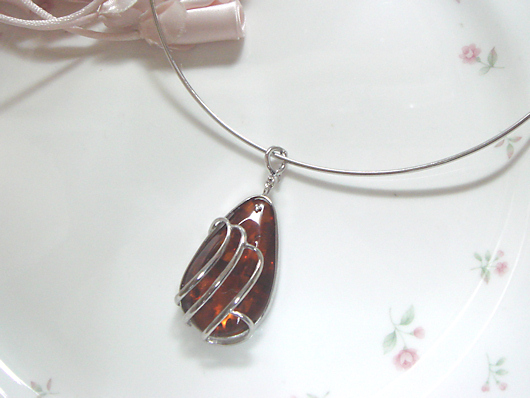 琥珀のペンダント