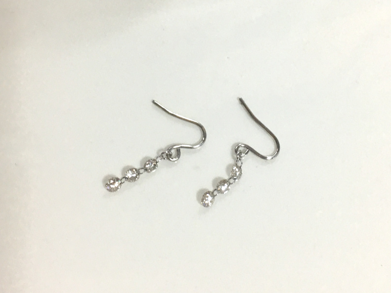ダイヤモンド３ストーンピアス