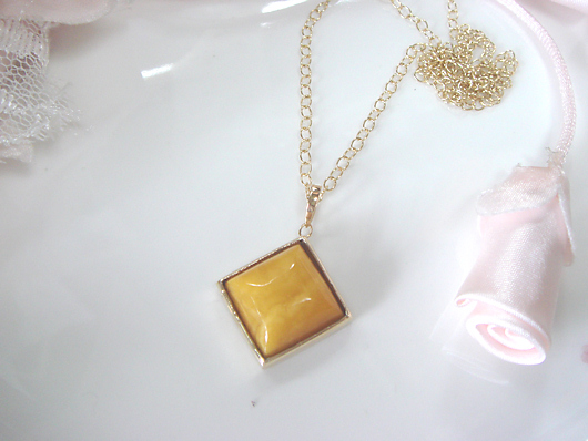 琥珀のペンダント