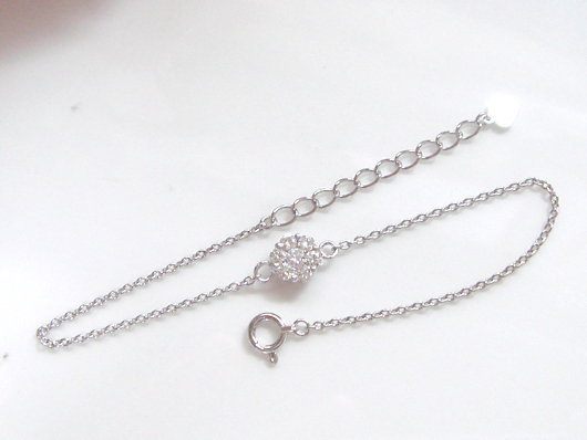 お花モチーフのブレスレット