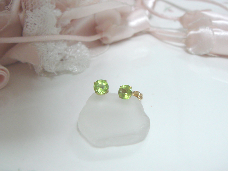 ペリドットのピアス