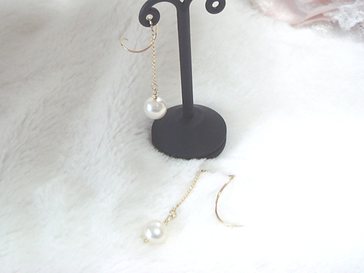 パールのウェーブポストピアス