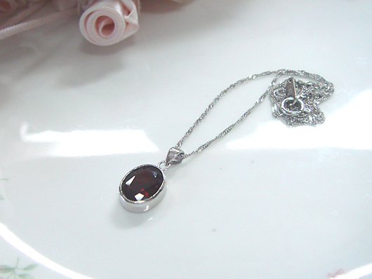 ガーネットのペンダント