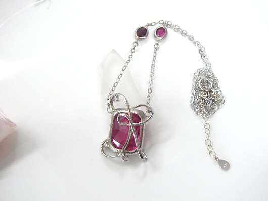 ルビーのイニシャルペンダント