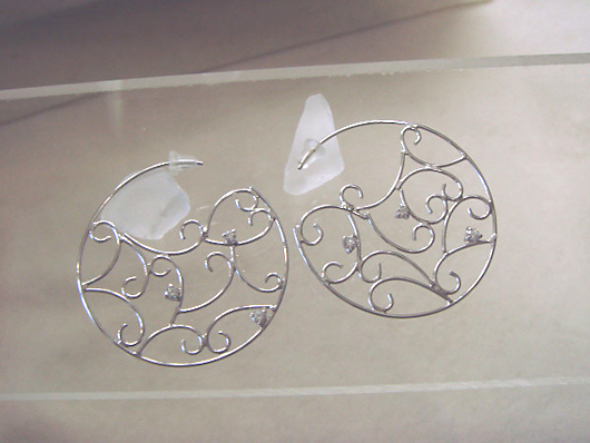 透かし模様のピアス